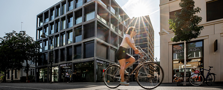 Velofahrerin vor Neubauten Uster Süd