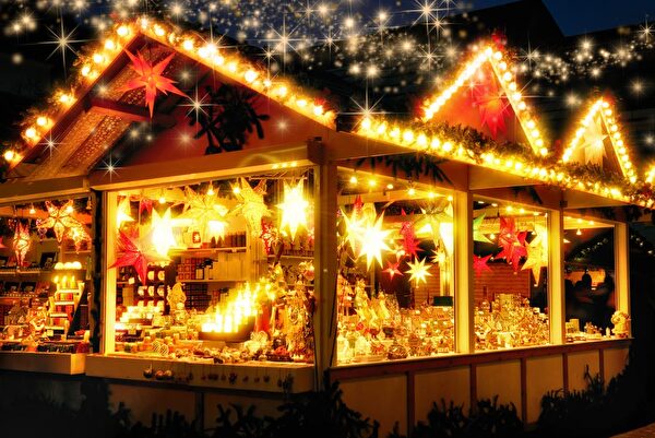 beleuchtetes Weihnachtsmarkt-Häuschen mit Ware