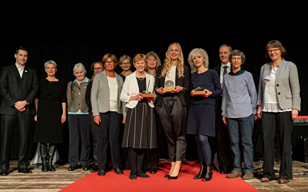 Preisträgerinnen und Preisübergeber an der Verleihung der Stadtpreise 2018