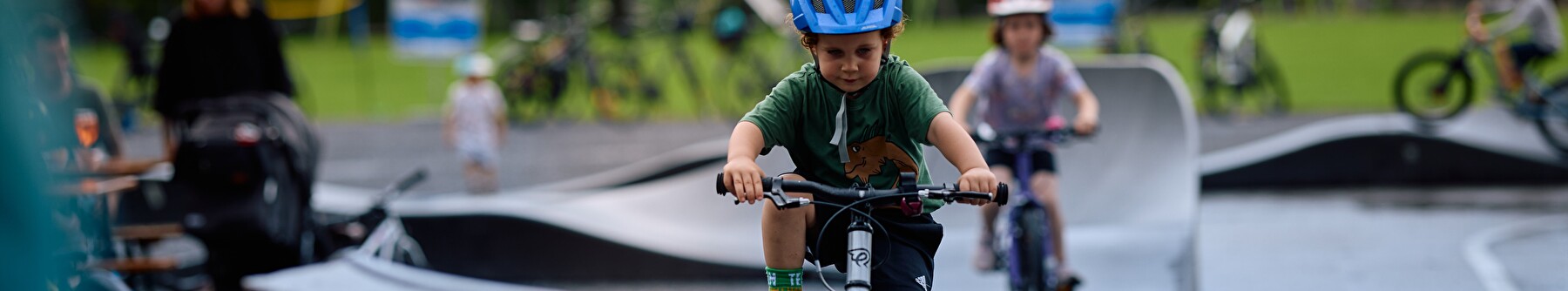 Kinder auf mobilem Pumptrack