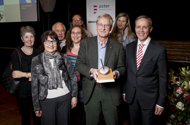 Das Preisträger-Team des Ferienplauschs Bezirk Uster, rechts der für den Engagementpreis zuständige Stadtrat Cla Famos