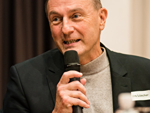 Podiumsgast: Urs Lüscher, Gemeinderat EVP, spricht über die Wichtigkeit der Audiodeskription. 