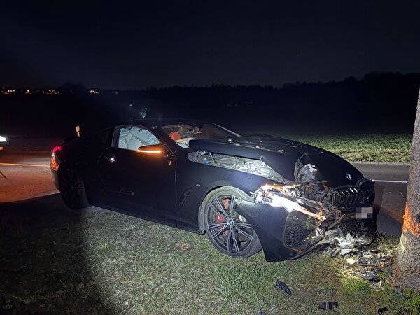 Am Montagabend, 02. März 2026 verliert ein junger Mann die Kontrolle über sein Fahrzeug und prallt in einen Baum. Dabei entsteht hoher Sach- und Drittschaden.