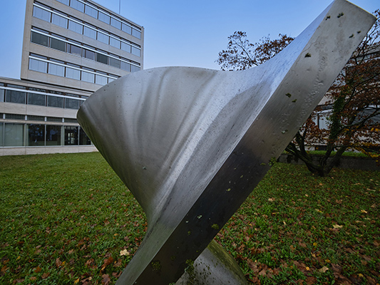 Skulptur Rechteck-Drehung von Josef Staub