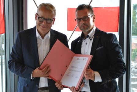 Usters Stadtpräsident Werner Egli (links) und Prenzlaus Bürgermeister Hendrik Sommer nach der Unterzeichnung. 