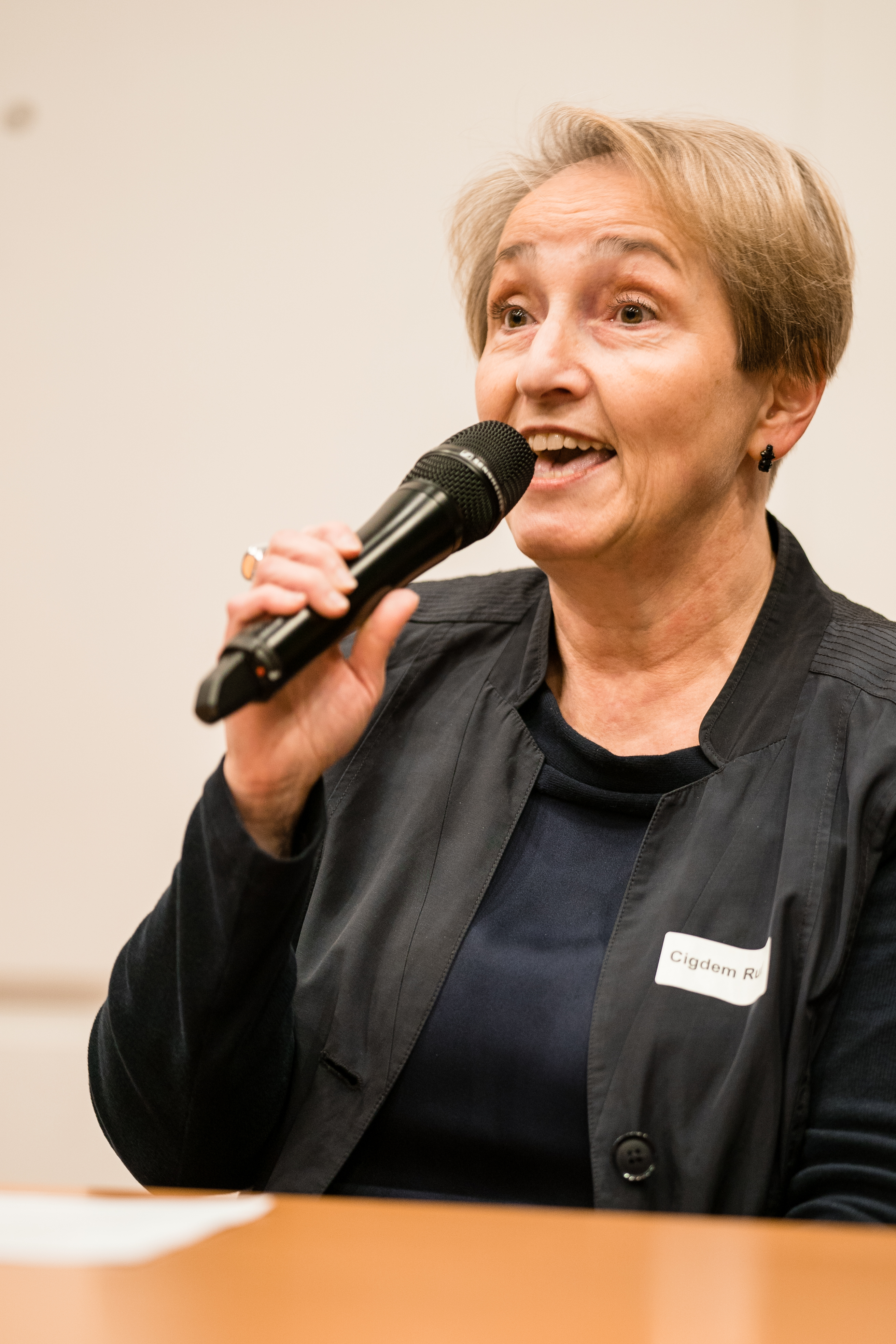 Podiumsgast: Cigdem Ruf, aus der Primarschule, spricht über die positiven Wirkungen von Einfacher Sprache.