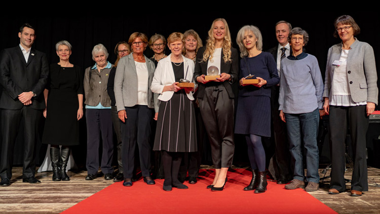Das vollständige Gruppenbild aller Preisträgerinnen