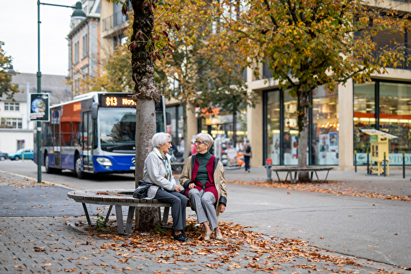 Ältere Menschen im Stadtzentrum