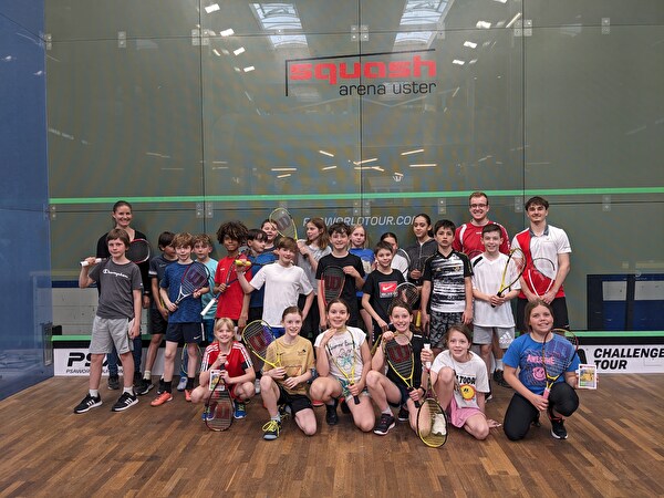 Squash-Stars mit Schulkindern