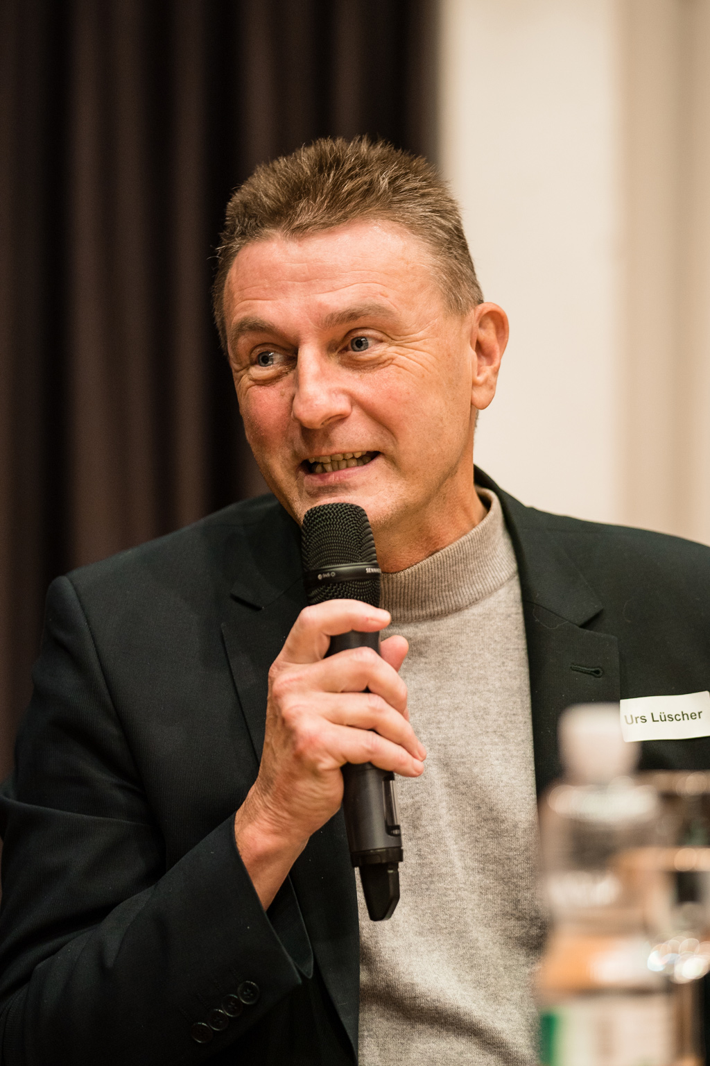 Podiumsgast: Urs Lüscher, Gemeinderat EVP, spricht über die Wichtigkeit der Audiodeskription. 