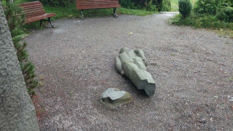 Beschädigte Statue