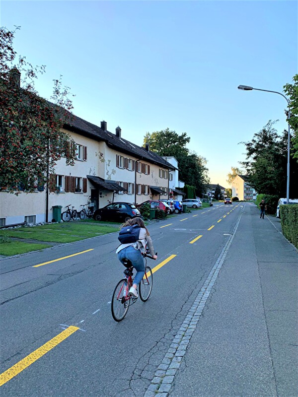 Neu markierte Velostreifen einer Kernfahrbahn