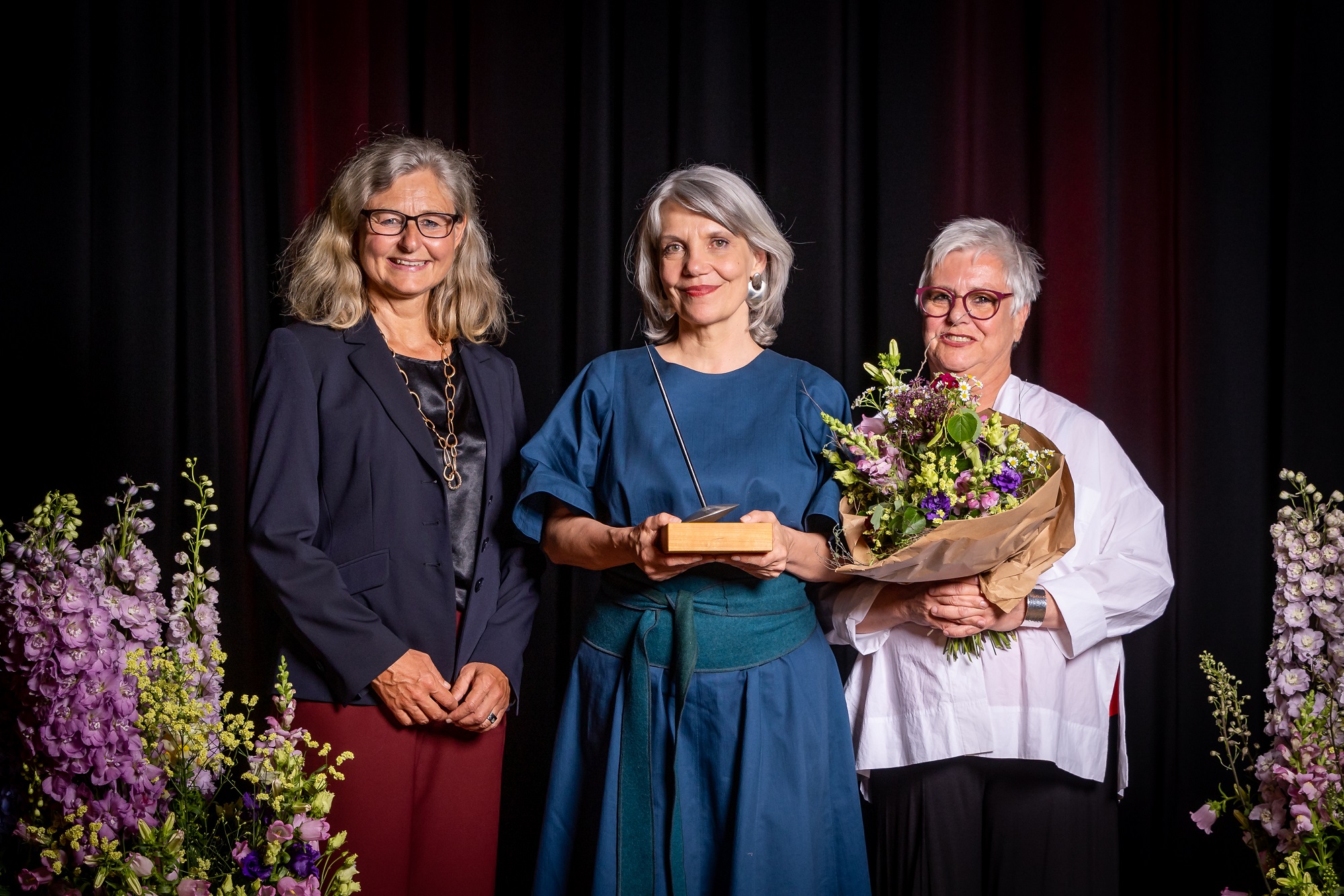 Stadtpräsidentin Barbara Thalmann, Gewinnerin Kunstpreis Eveline Ratering und Laudatorin Susanne Neuhoff