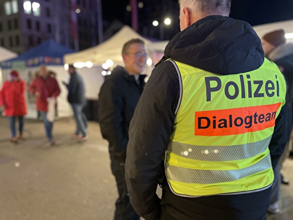 Dialogteam im Gespräch mit Marktbesuchern