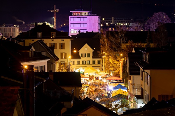Uster Märt mit Stadthaus im Hintergrund