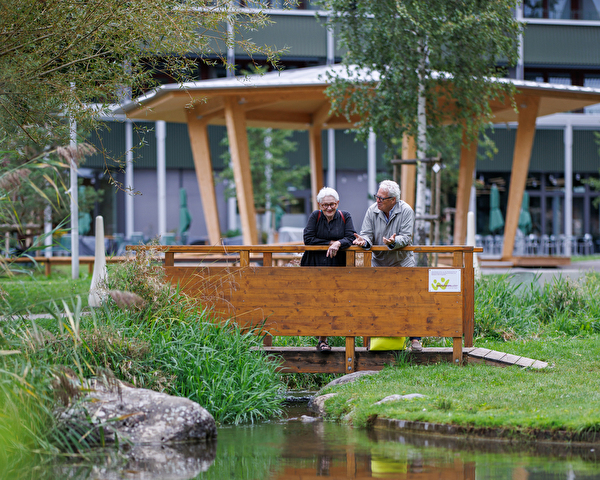 Ältere Menschen unterhalten sich im Stadpark