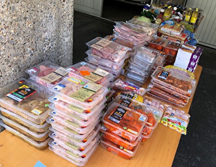 Unverzolltes Fleisch sortiert auf Tisch
