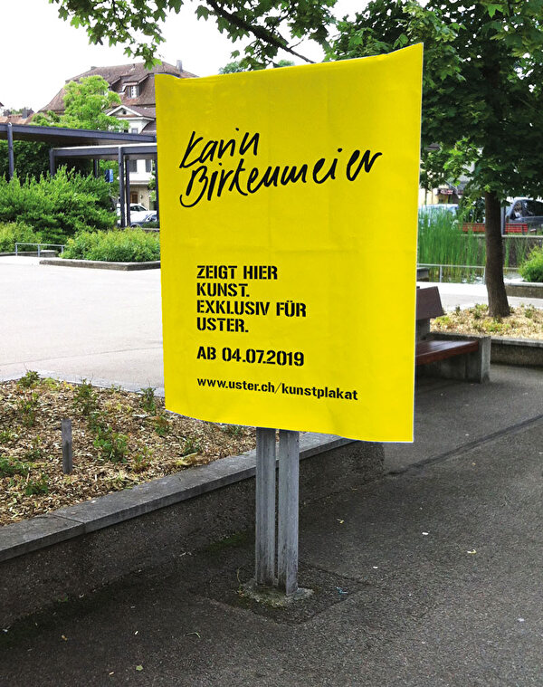 Plakatstelle mit gelber Housse