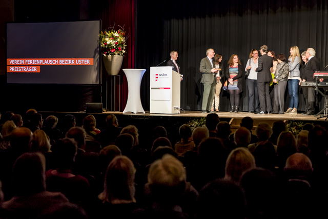 Mitglieder des Vereins Ferienplausch auf der Bühne - sie sind die Träger des neuen Engagementpreises 2017