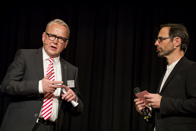 Christian Zwinggi moderiert den Anlass - er sprang ein für die erkrankte Regula Späni. Hier im Gespräch mit Stadtpräsident Werner Egli.