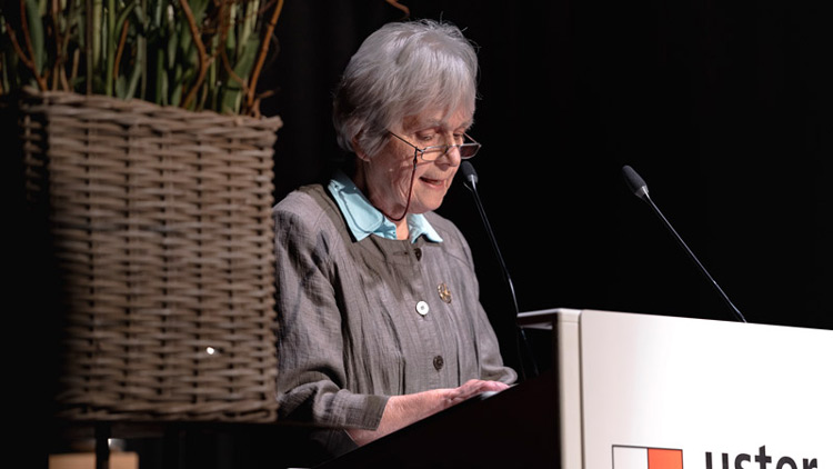 Elisabeth Surbeck bei ihrer Laudatio