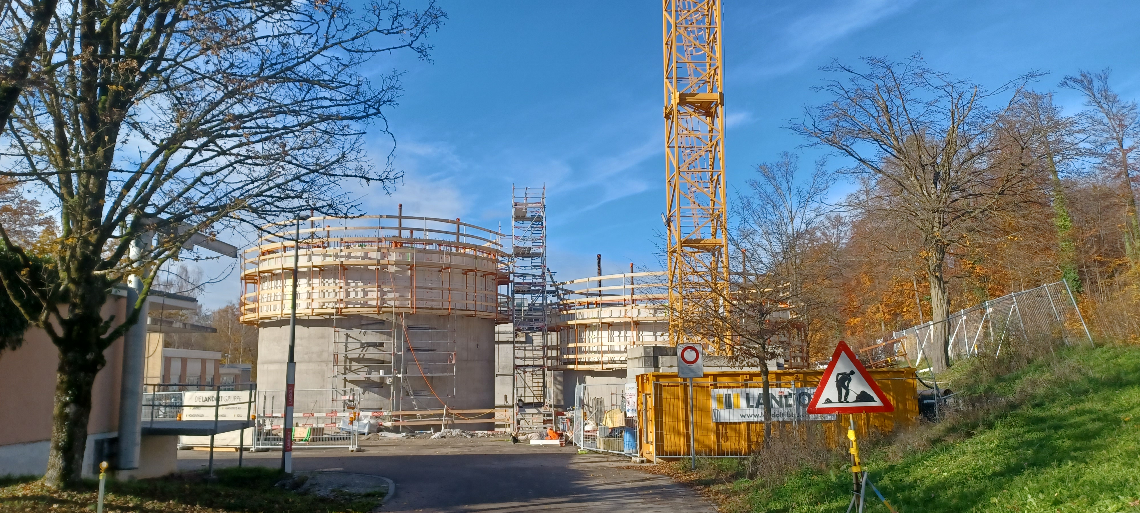 Seit Anfang September 2022 kletterten die beiden neuen Faultürme jede Woche rund 2,5 Meter in die Höhe. Das Foto zeigt den Stand am 21. November 2022.
