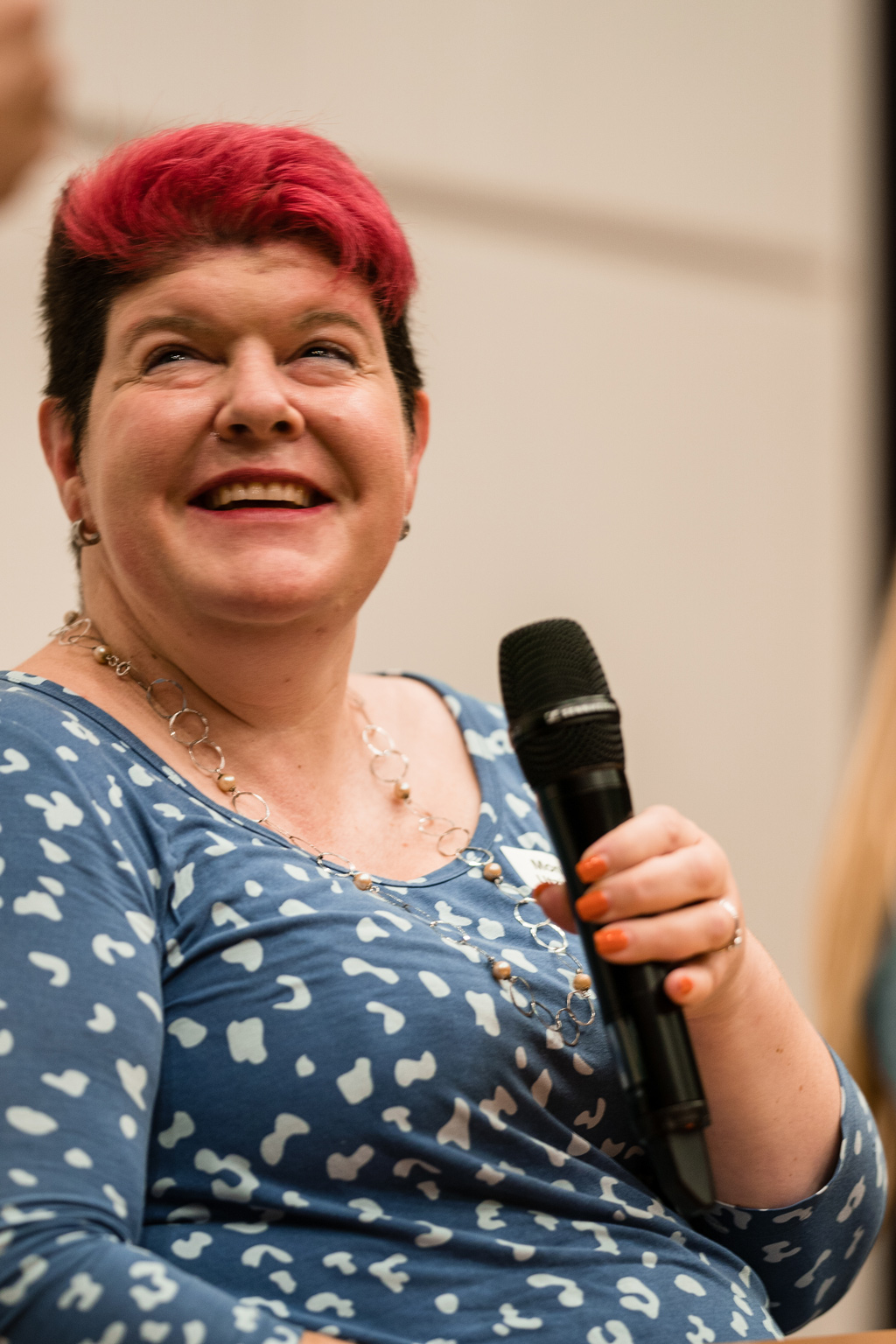 Podiumsgast: Monika Utzinger, Expertin in eigener Sache und Mitglied von Partizipation Uster, spricht über die Wichtigkeit der Teilhabe von Menschen mit Behinderungen bei der Umsetzung der UN-BRK. 