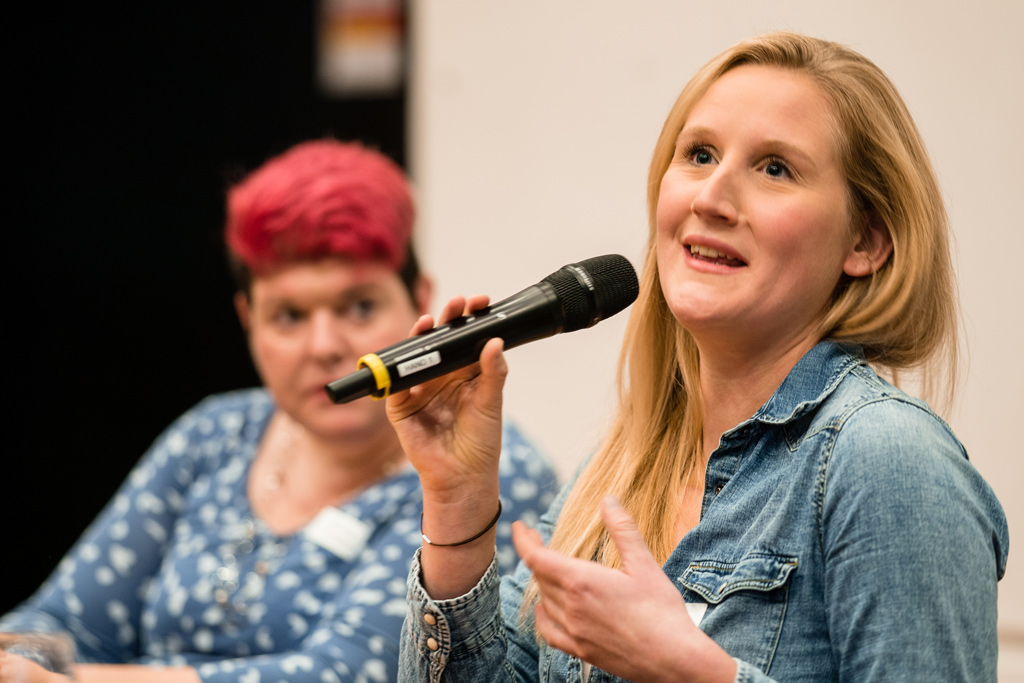 Podiumsgast: Milena Eberhard, aus der Stadtbibliothek Uster, spricht über die Herausforderungen  von der Umsetzung der Einfachen Sprache. Links von ihr sitzt Monica Utzinger. 
