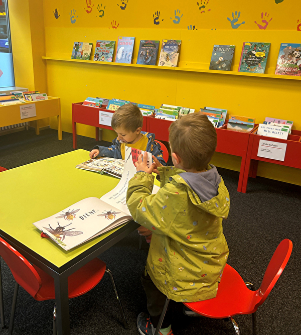 Kinder in der Bibliothek