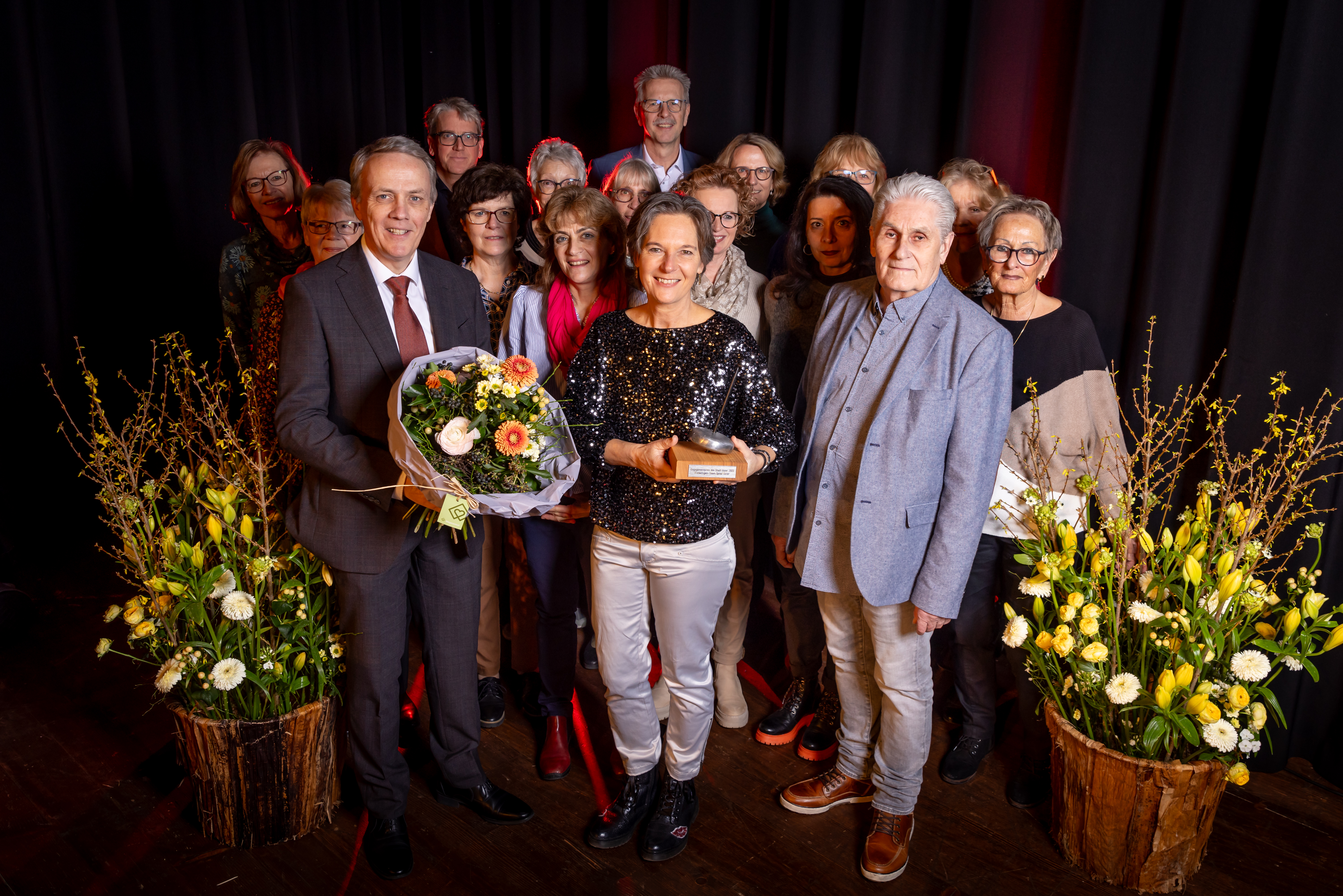 Stadtrat Cla Famos und das Freiwilligen-Team des Spitals