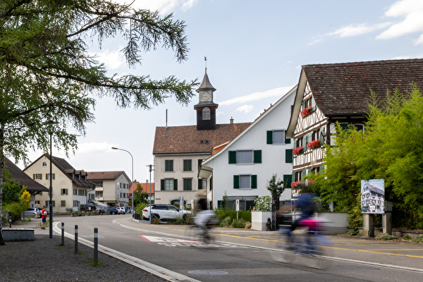 Velofahrende in Nänikon
