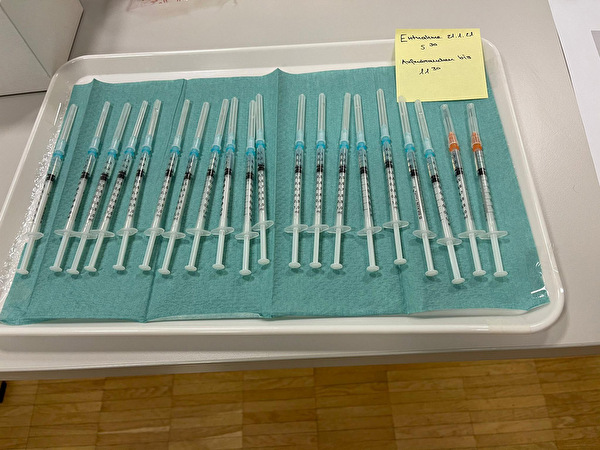 Vorbereitete Impf-Spritzen