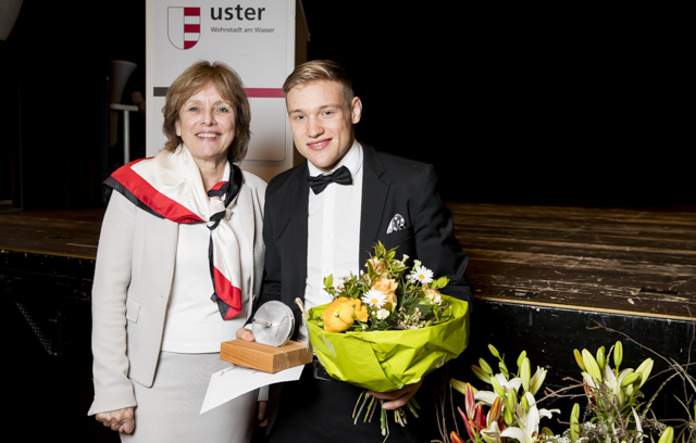 Die für den Sport in Uster verantwortliche Stadträtin Esther Rickenbacher mit Sportpreisträger Nils Stump