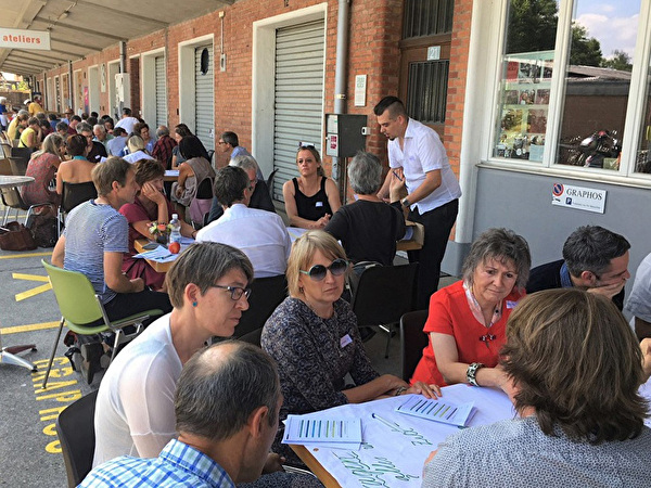 Personen diskutieren auf dem ZEughausareal