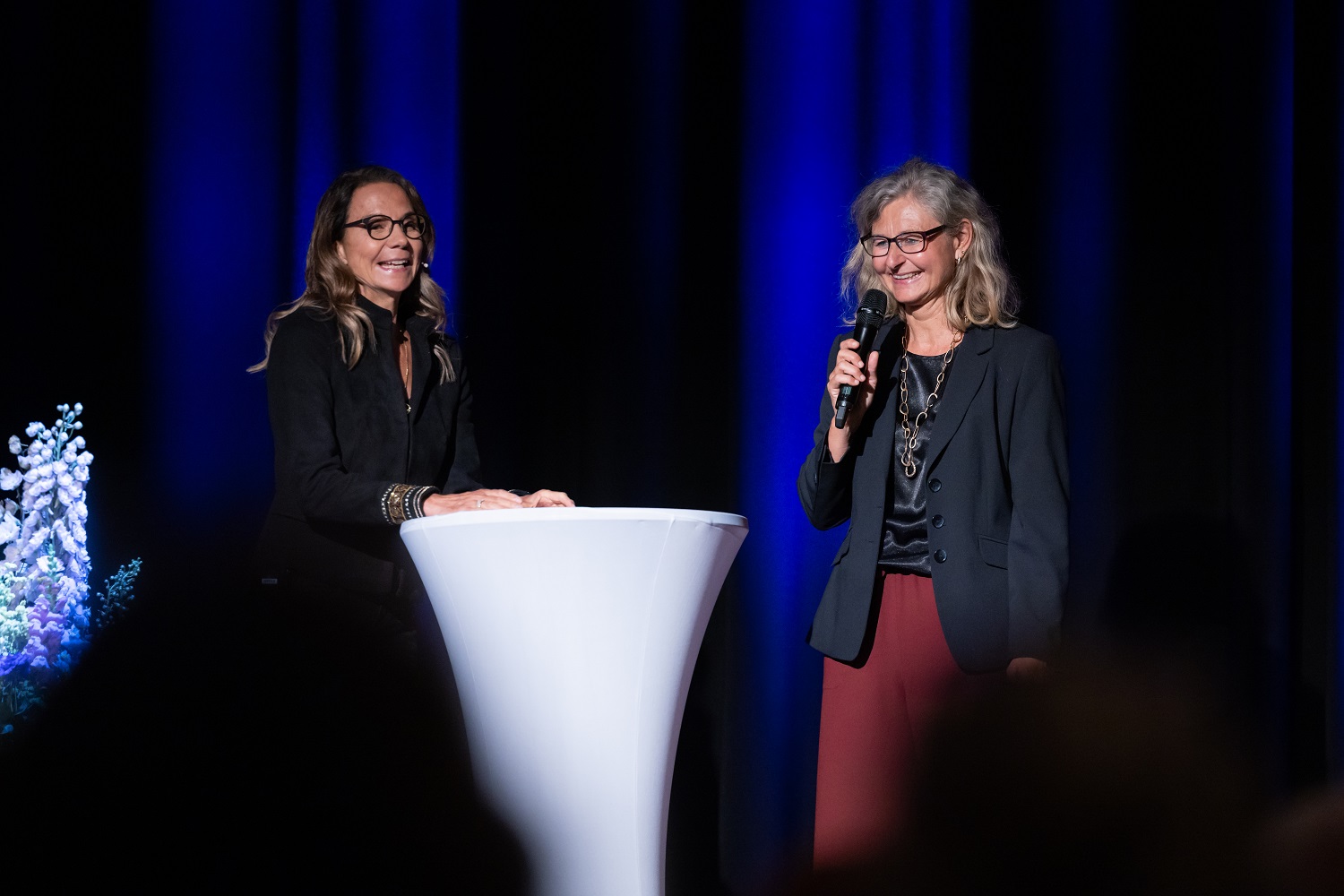 Stadtpräsidentin Barbara Thalmann und Moderatorin Regula Späni