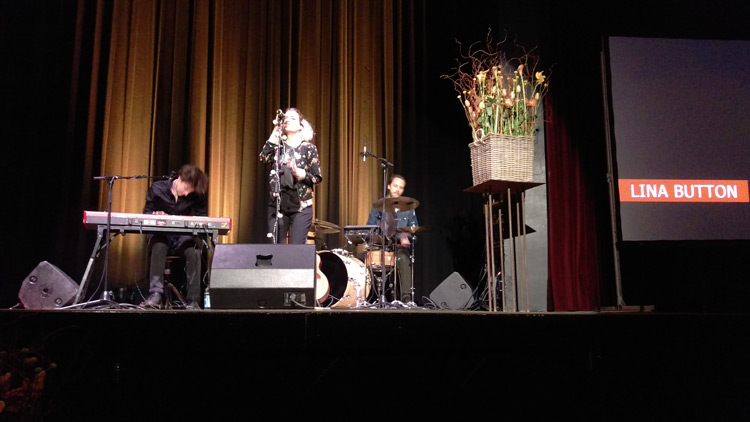 Zwischenmusik mit Lina Button und Band