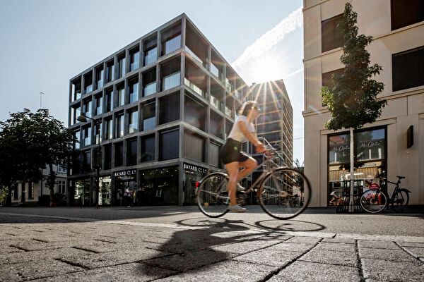 Symbolbild Frau auf Fahrrad