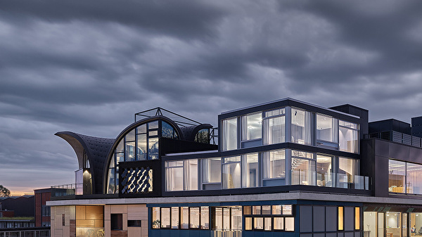 Das moderne NEST-Gebäude der EMPA besteht aus vielen Fensterflächen und Holzteilen.