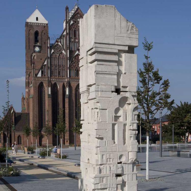Stadtstele mit Marienkirche