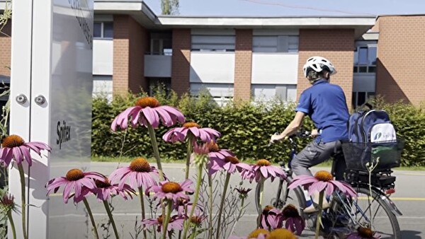 Spitex-Mitarbeiterin auf Velo