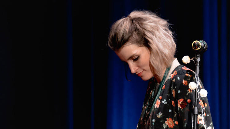 Lina Button auf der Bühne