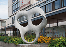 Skulptur Max Bill vor Stadthaus Uster