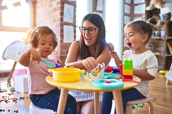 Kinder spielen und werden betreut