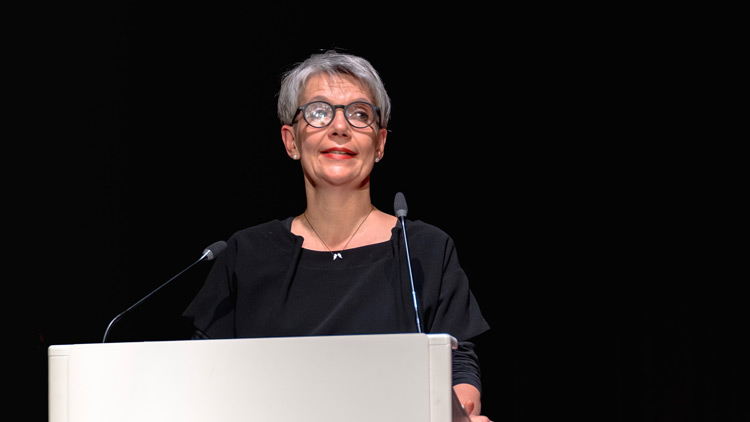 Kunstpreis-Laudatorin Eveline Ratering