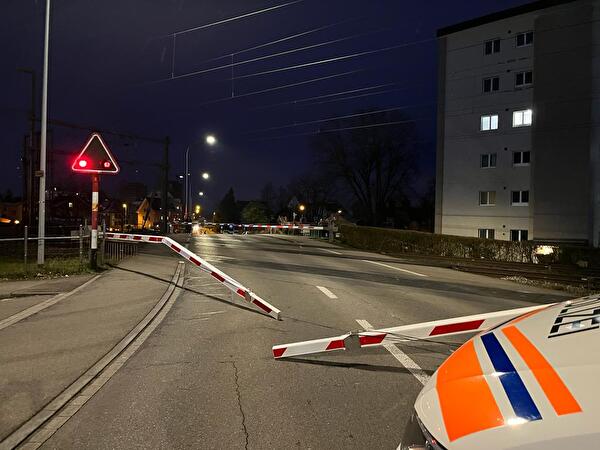 Beschädigte Bahnschranken nach Unfall