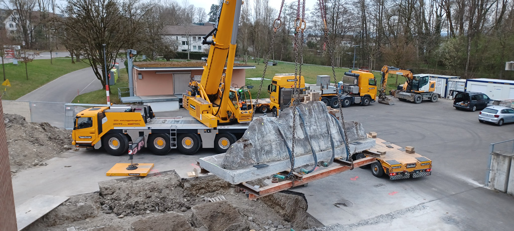 Das Kunstwerk «nach wie vor» wird abtransportiert.