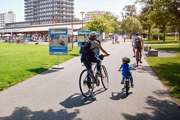 Fahrradfahrende im Stadtpark