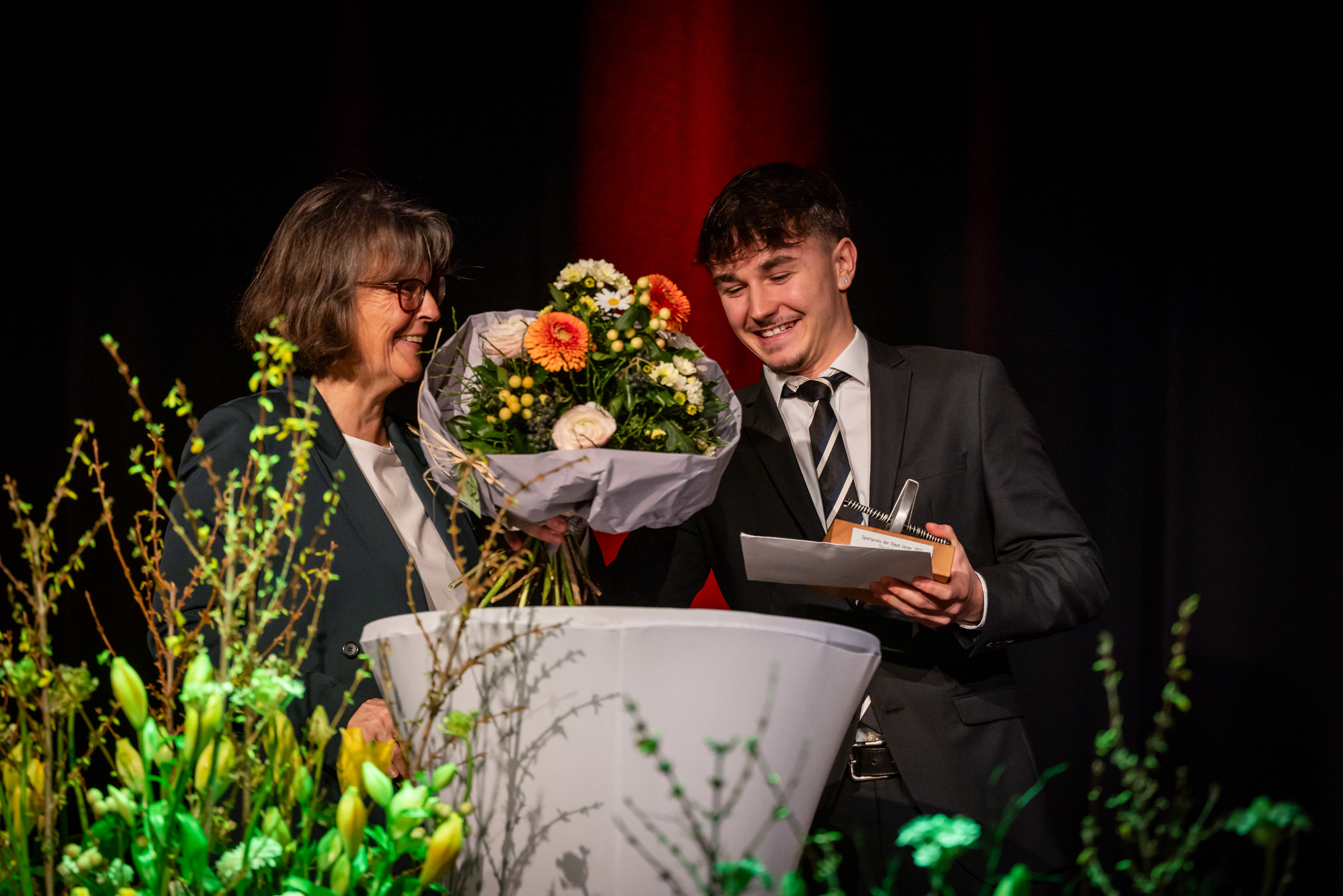 Stadträtin Karin Fehr und Sportpreisträger David Bernet