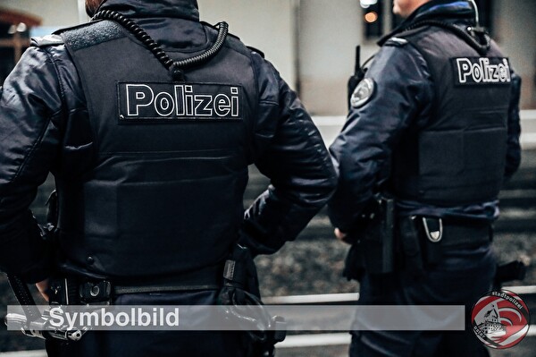 Am Dienstagmorgen, 07. Januar 2025, hat die Stadtpolizei Uster einen 20-jährigen Schweizer und dessen 17-jährige, österreichische Begleitperson festgenommen. Bei der Fahrzeug- und Personenkontrolle konnten Betäubungsmittel und Bargeld  sichergestellt werden. Die weitere Fallbearbeitung liegt bei der Kantonspolizei Zürich. Die beiden Personen müssen sich nun vor der Untersuchungsbehörde unter anderem wegen dem Verstoss gegen das Betäubungsmittelgesetz verantworten.