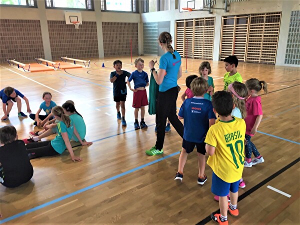 Gruppe von Kinder in einer Turnhalle